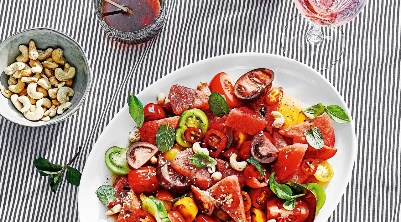 Erfrischender Tomaten-Wassermelonen-Salat mit Cashewkernen, perfekt für sommer rezepte hauptgericht.