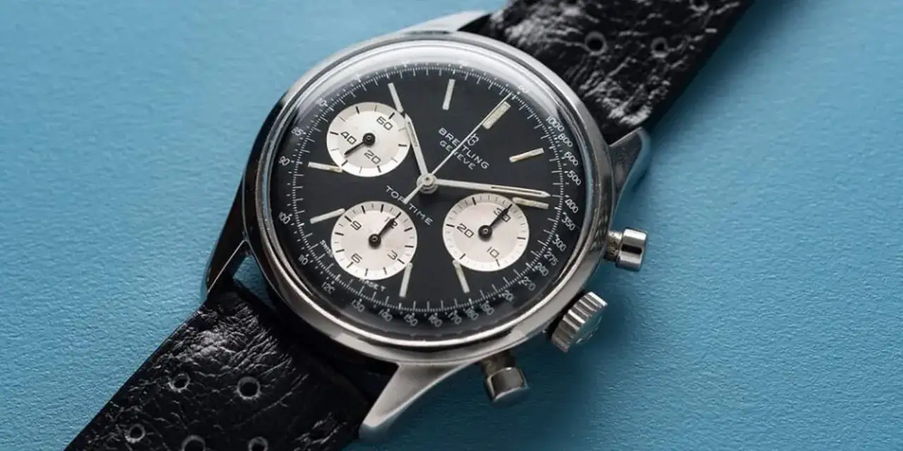 Reloj Breitling Top Time con cronógrafo. Un cronómetro sirve para medir intervalos de tiempo con precisión, ideal para deportes o tareas que requieren exactitud.