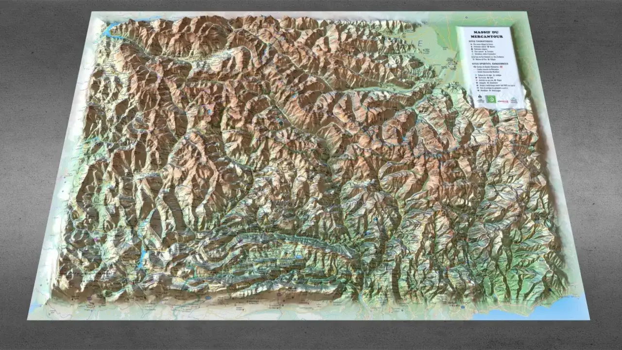 Carte en relief du Mercantour, montrant les reliefs montagneux, les lacs bleus et les noms des sites touristiques et sportifs.