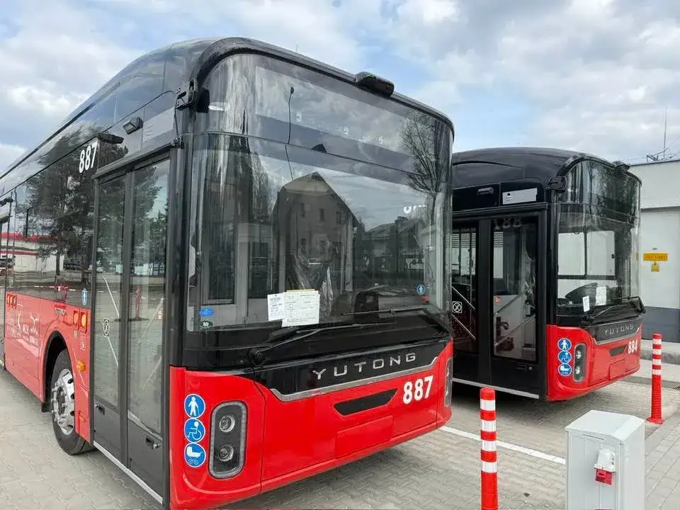 Autobus MZK Jelenia Góra na przystanku