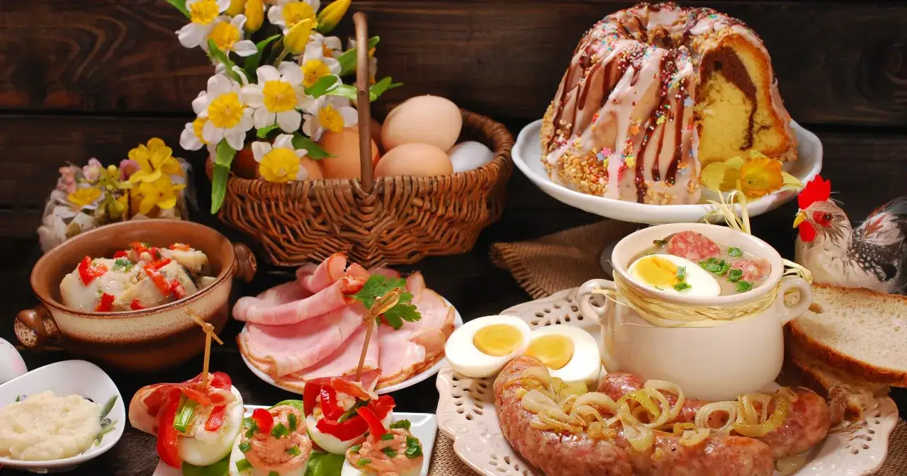 Wielkanocne potrawy: babka, biała kiełbasa, żurek, jajka faszerowane, śledzie, wędliny i chrzan.