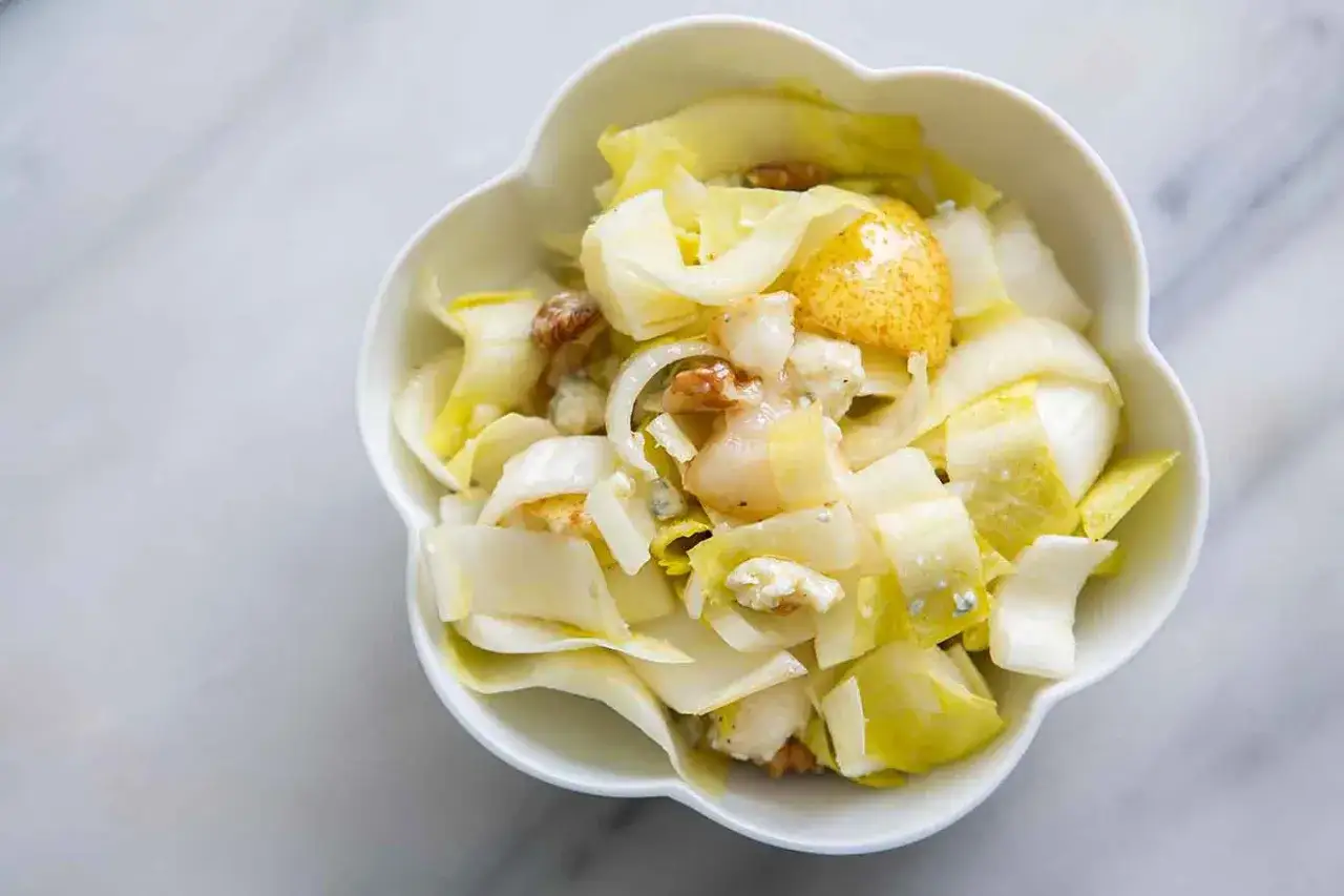 Ensalada de endivia, pera, nueces y queso azul. ¡Qué sorpresa, la endivia es muy mala, pero en esta ensalada se disimula!