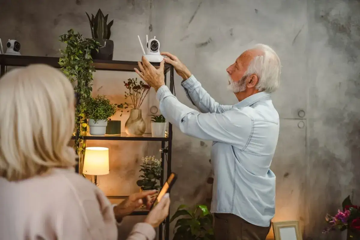 Un couple installe des cam&eacute;ras de surveillance, soulevant des questions sur les cam&eacute;ras de surveillance et la vie priv&eacute;e.