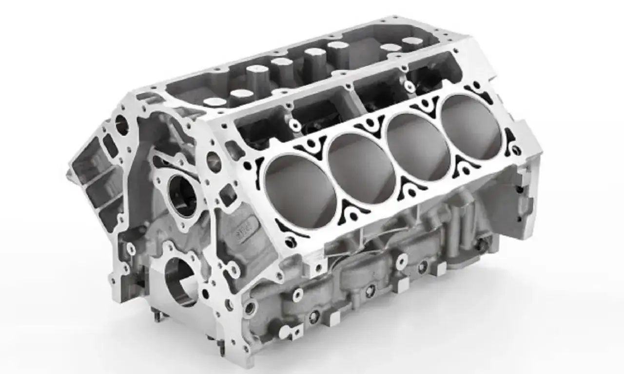 El bloque motor de aluminio, corazón de un motor V8, con sus cilindros listos para la potencia.