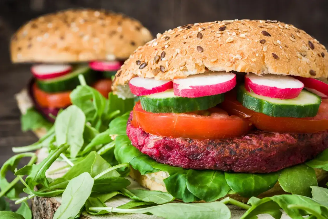 r&oacute;żne veggie burgery w restauracjach