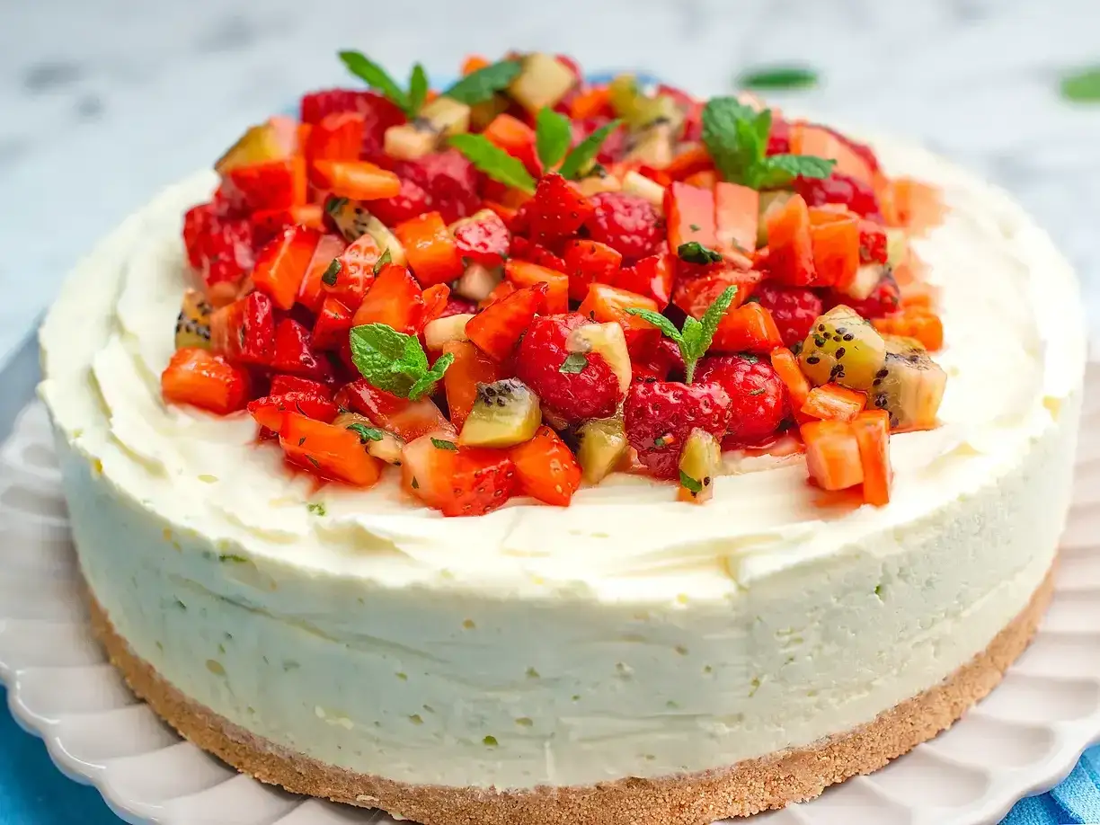 En kr&auml;mig frozen cheesecake toppad med f&auml;rska jordgubbar, kiwi och mynta. Perfekt f&ouml;r sommaren!