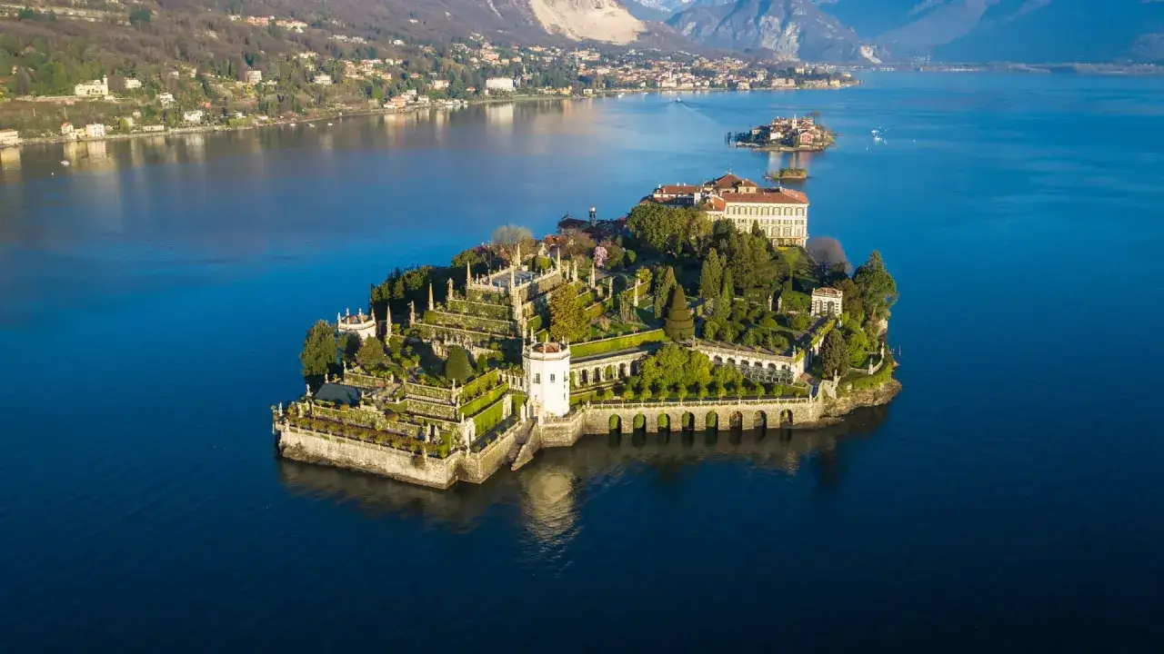 Isola Bella sul Lago Maggiore, un gioiello da ammirare in moto.