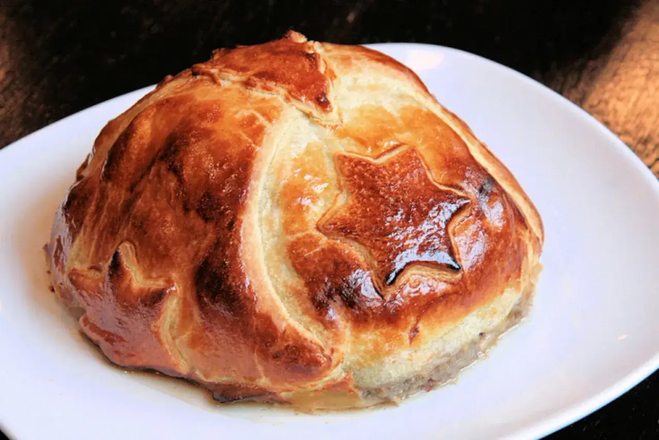 Un délice doré : un filet mignon en croûte, orné d'une étoile en pâte feuilletée, prêt à être dégusté.