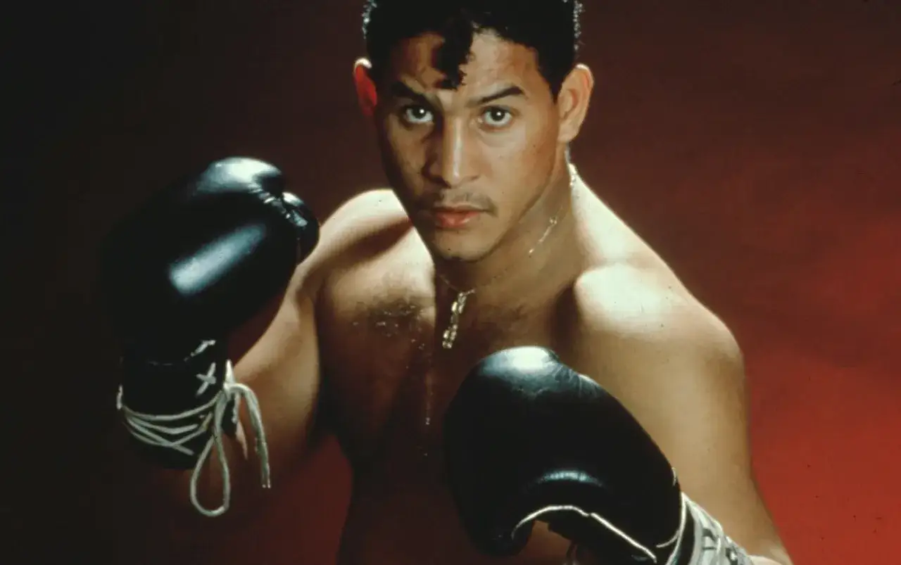 Boxaren Hector Camacho i ringen, redo f&ouml;r strid med sina svarta boxningshandskar.