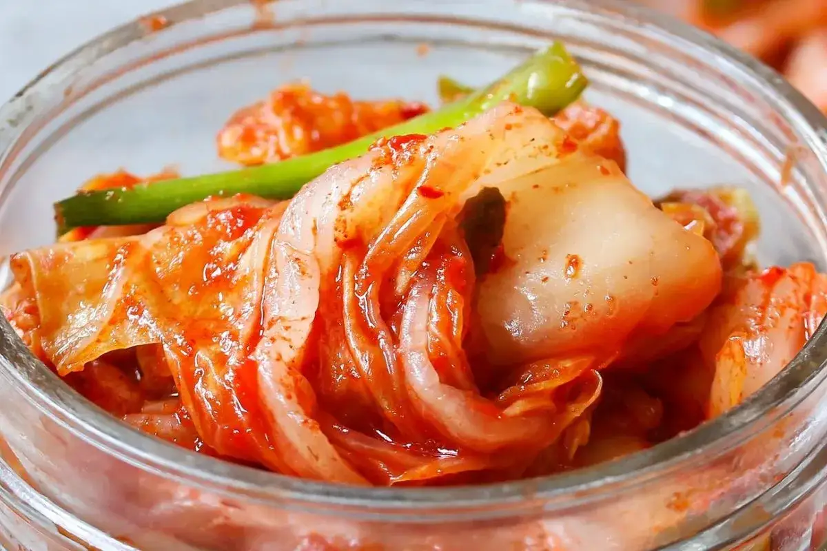 Kapusta kimchi co to jest? Pikantna, fermentowana kapusta pekińska w słoiku, z dodatkiem zielonej papryczki.