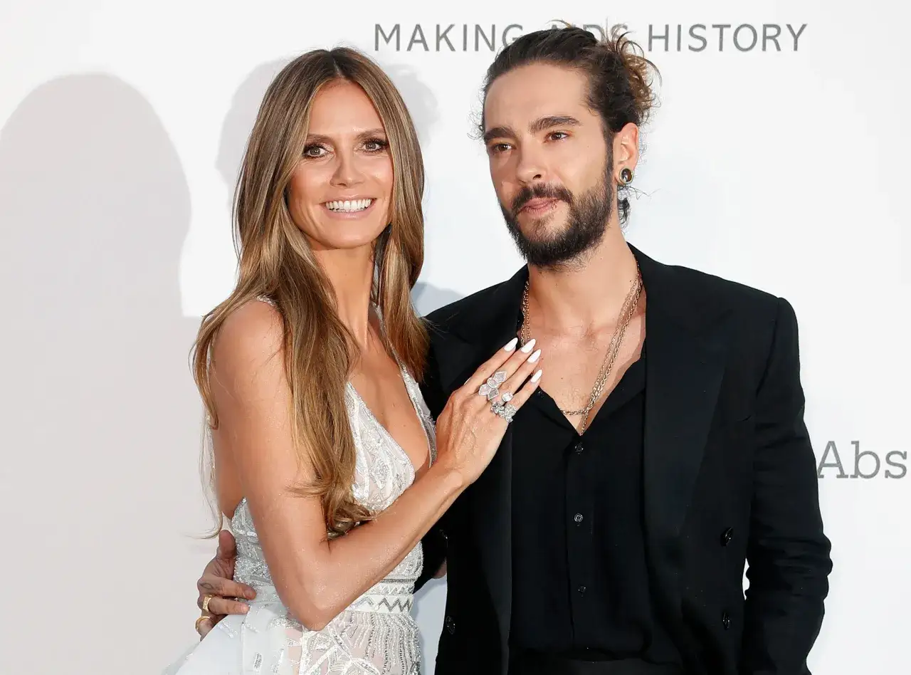 Heidi Klum i Tom Kaulitz uśmiechają się do aparatu.