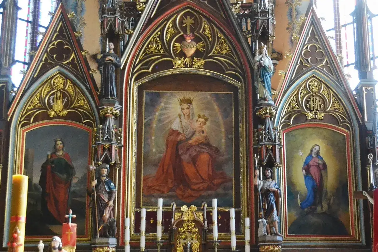 Ołtarz gł&oacute;wny w sanktuarium w Swarzewie z obrazem Matki Boskiej z Dzieciątkiem i świętymi.