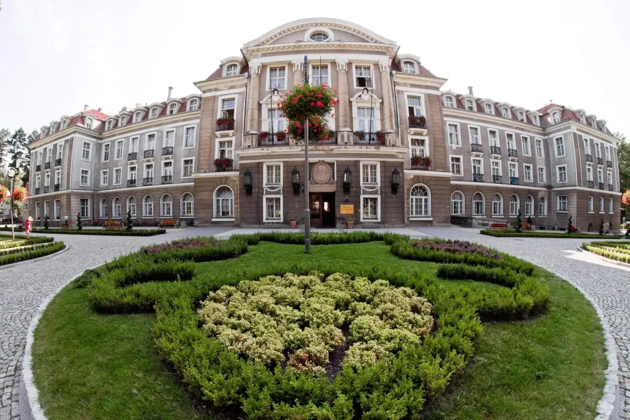 Piękny budynek sanatorium z zadbanym ogrodem. Marzysz, jak wyjechać do sanatorium? To miejsce może być Twoim celem.