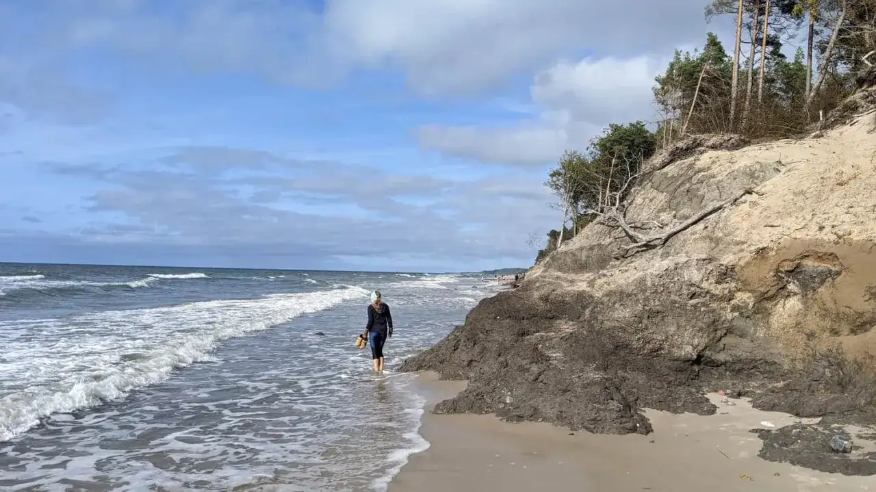 Spacer po plaży w Orzechowie. Klif, morze i chmury tworzą malownicze orzechowo atrakcje.