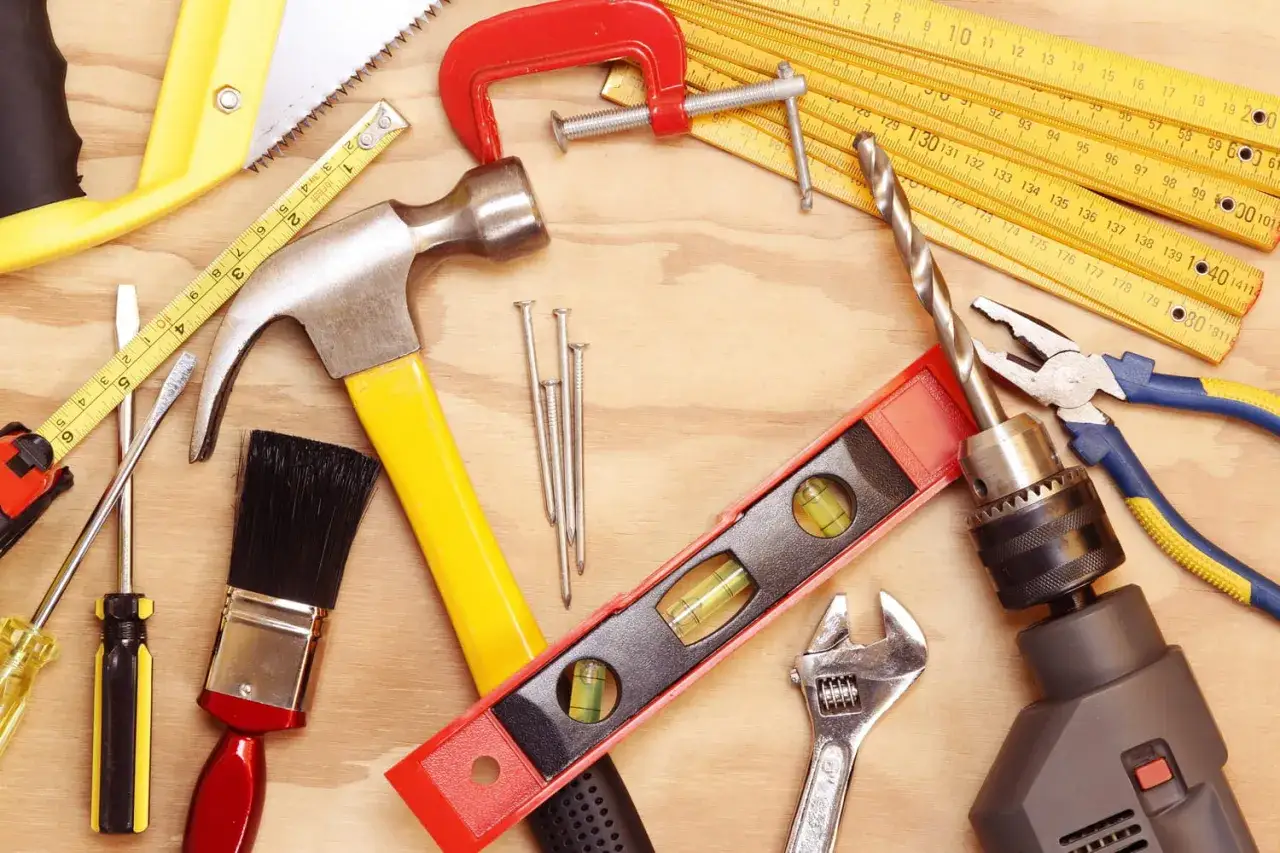 Ensemble d'outils de bricolage : marteau, scie, niveau, tournevis, pince, perceuse, m&egrave;tre ruban, cl&eacute;. Id&eacute;al pour vos projets, ces far tools avis sont indispensables.