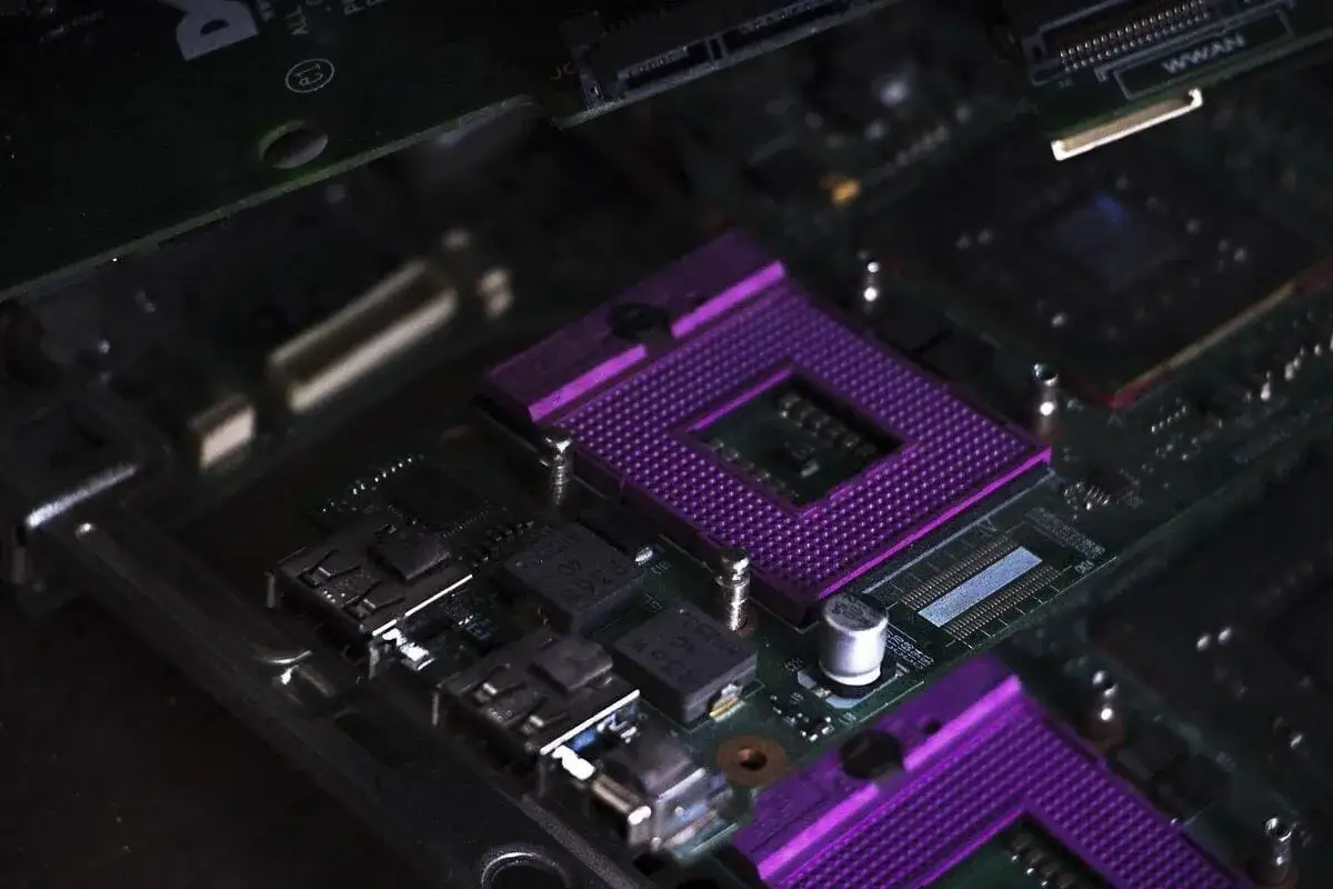 Placa base de ordenador con zócalos de CPU morados. Para saber que placa base tengo, observa los componentes y marcas.
