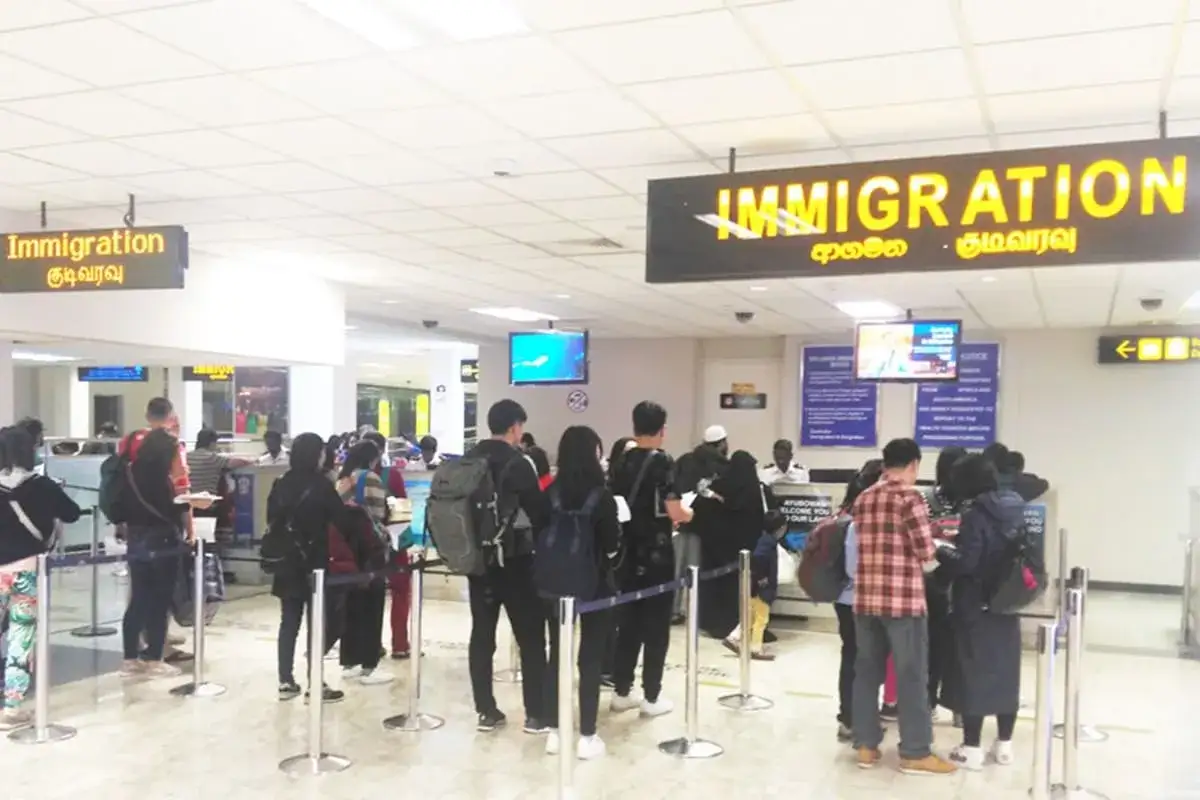 Kolejka do odprawy imigracyjnej na lotnisku, przygotowanie do wjazdu na Sri Lankę.