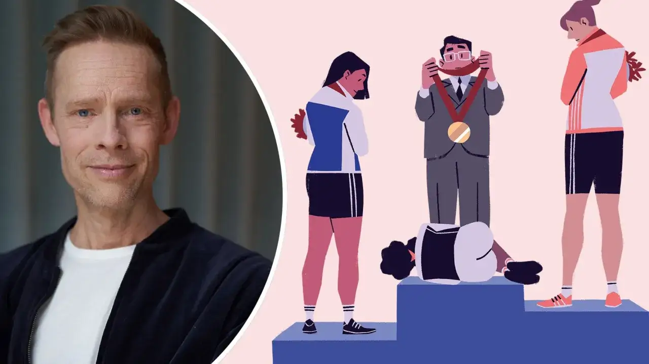 Man ler, medan en illustration visar en person som kämpar med prestationsångest på en prispall.