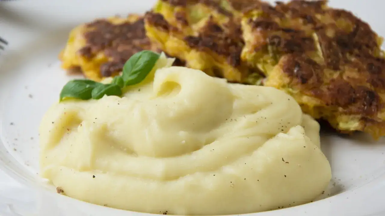 Cremiger Kartoffelbrei, wie ihn Oma macht, mit herzhaften Bratlingen. Ein Klassiker, der immer schmeckt.