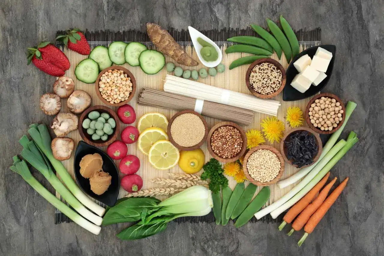 Składniki diety makrobiotycznej: warzywa, ziarna, fasole, tofu, owoce, grzyby, makaron.