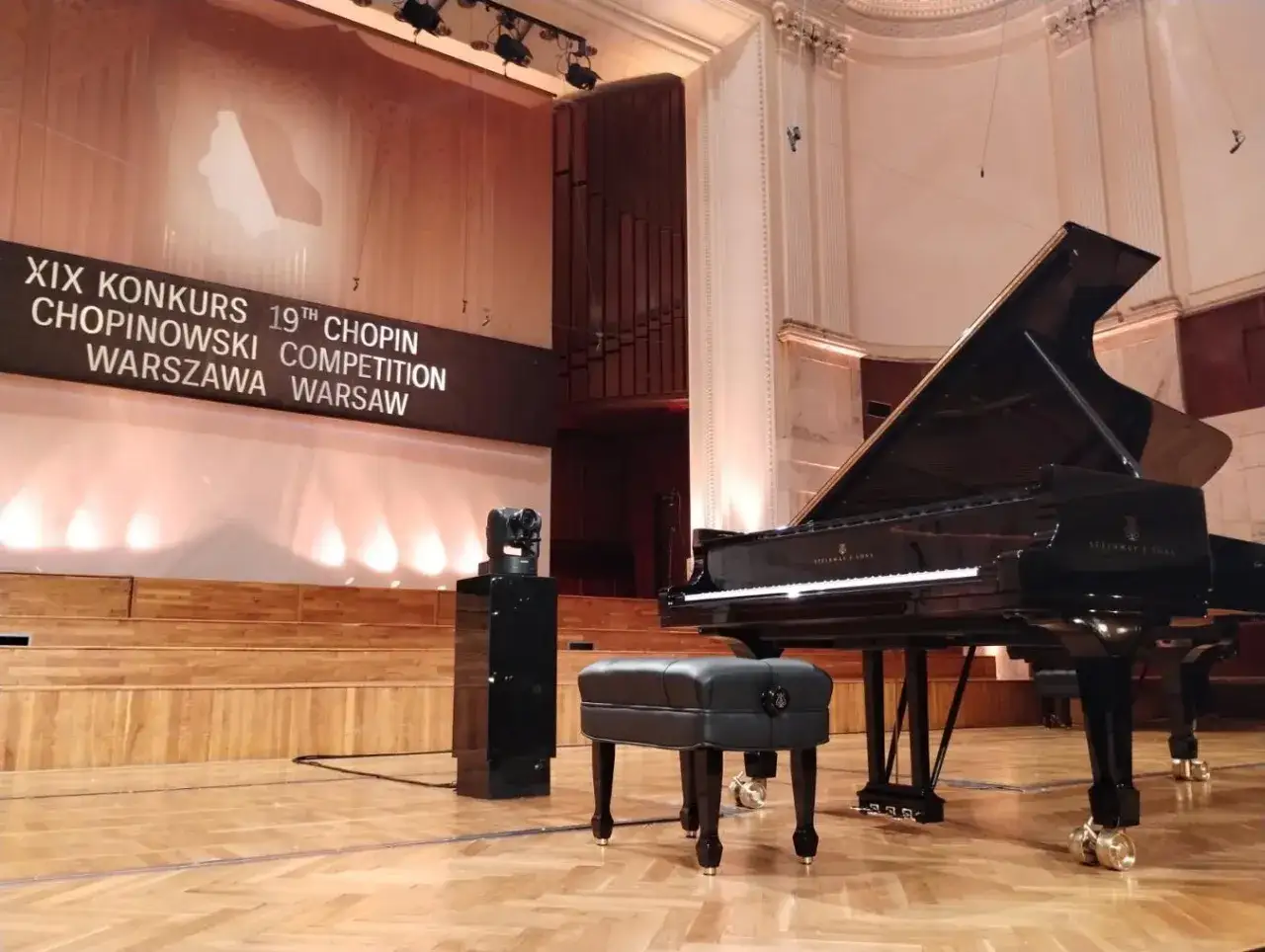 Scena gotowa na XIX Konkurs Chopinowski. Czarny fortepian Steinway czeka na pianistę.