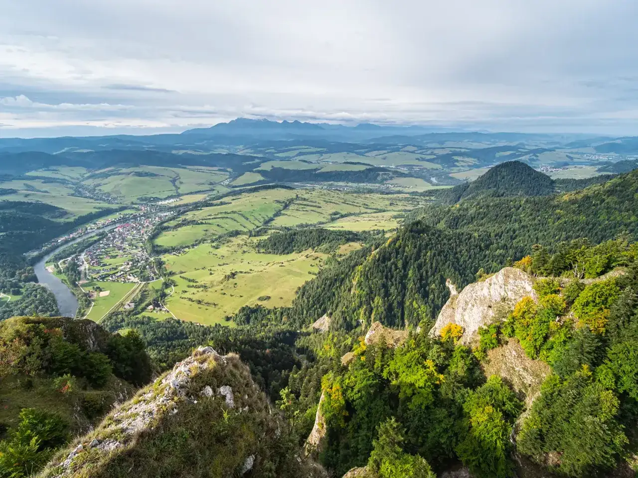 Widok z góry na dolinę Dunajca i miasteczko Szczawnica. Wspaniałe szczawnica atrakcje widoczne z punktu widokowego.