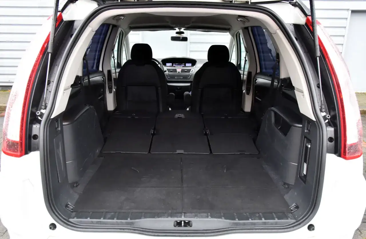 Wnętrze Citroen C4 Grand Picasso 2.0 HDI z rozłożonymi siedzeniami, gotowe na podróż.