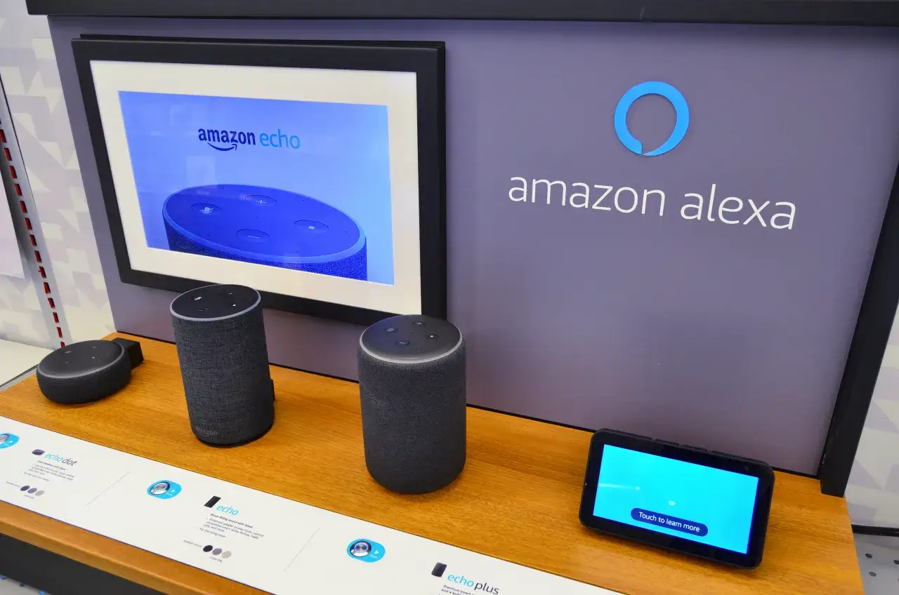 Na wystawie prezentowane są głośniki Amazon Echo i Echo Dot, które współpracują z asystentką głosową Alexa w języku polskim.