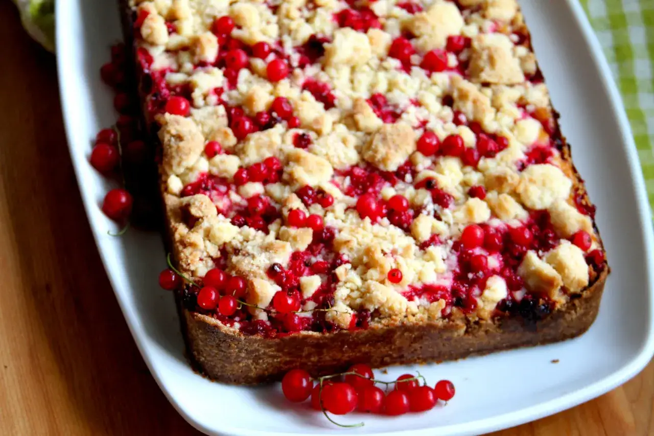 Saftiger Streuselkuchen mit roten Johannisbeeren. Boden und Streusel sind aus dem gleichen Teig, was für extra viel Geschmack sorgt.