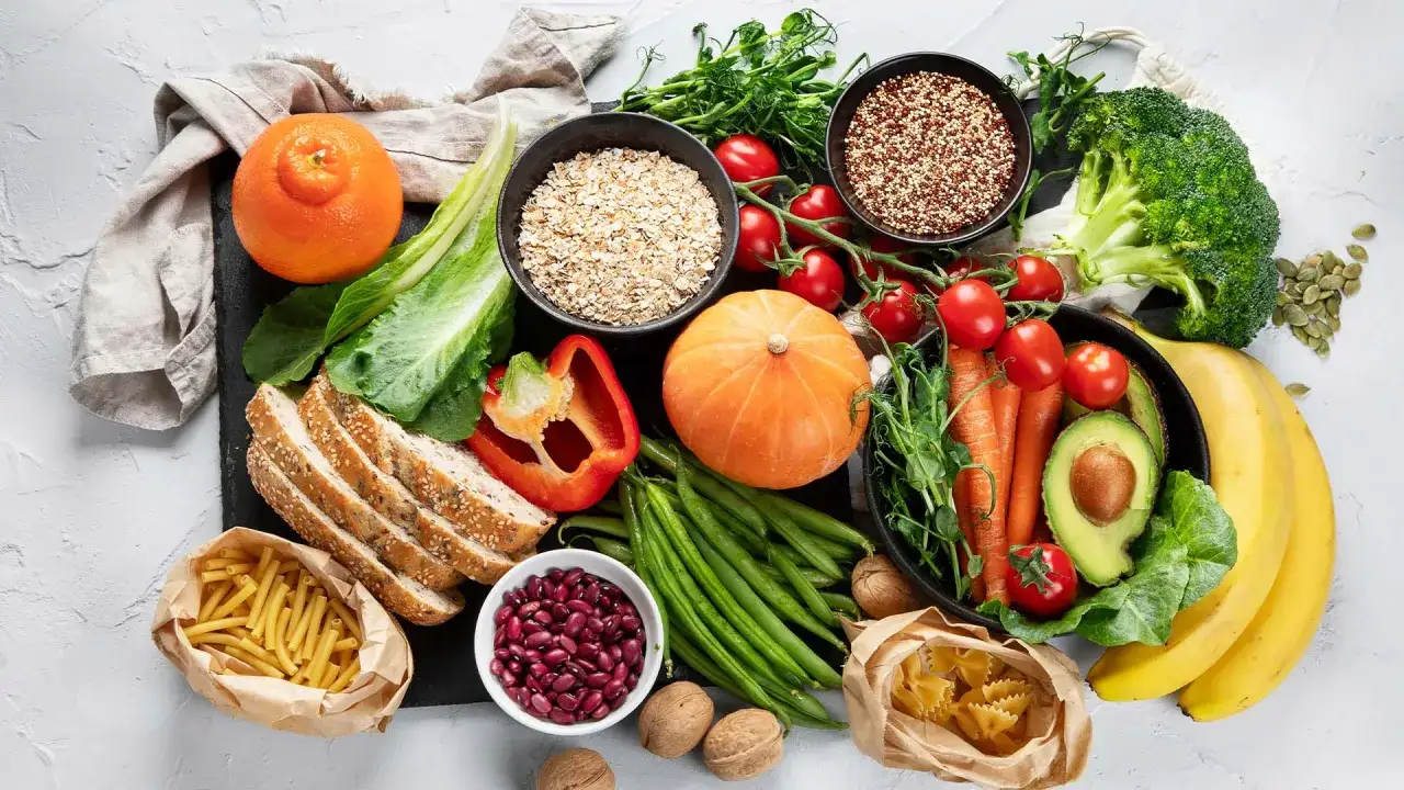 Frisches Obst, Gem&uuml;se, Vollkornprodukte und N&uuml;sse f&uuml;r einen besseren Stoffwechsel nach Gallen-OP.