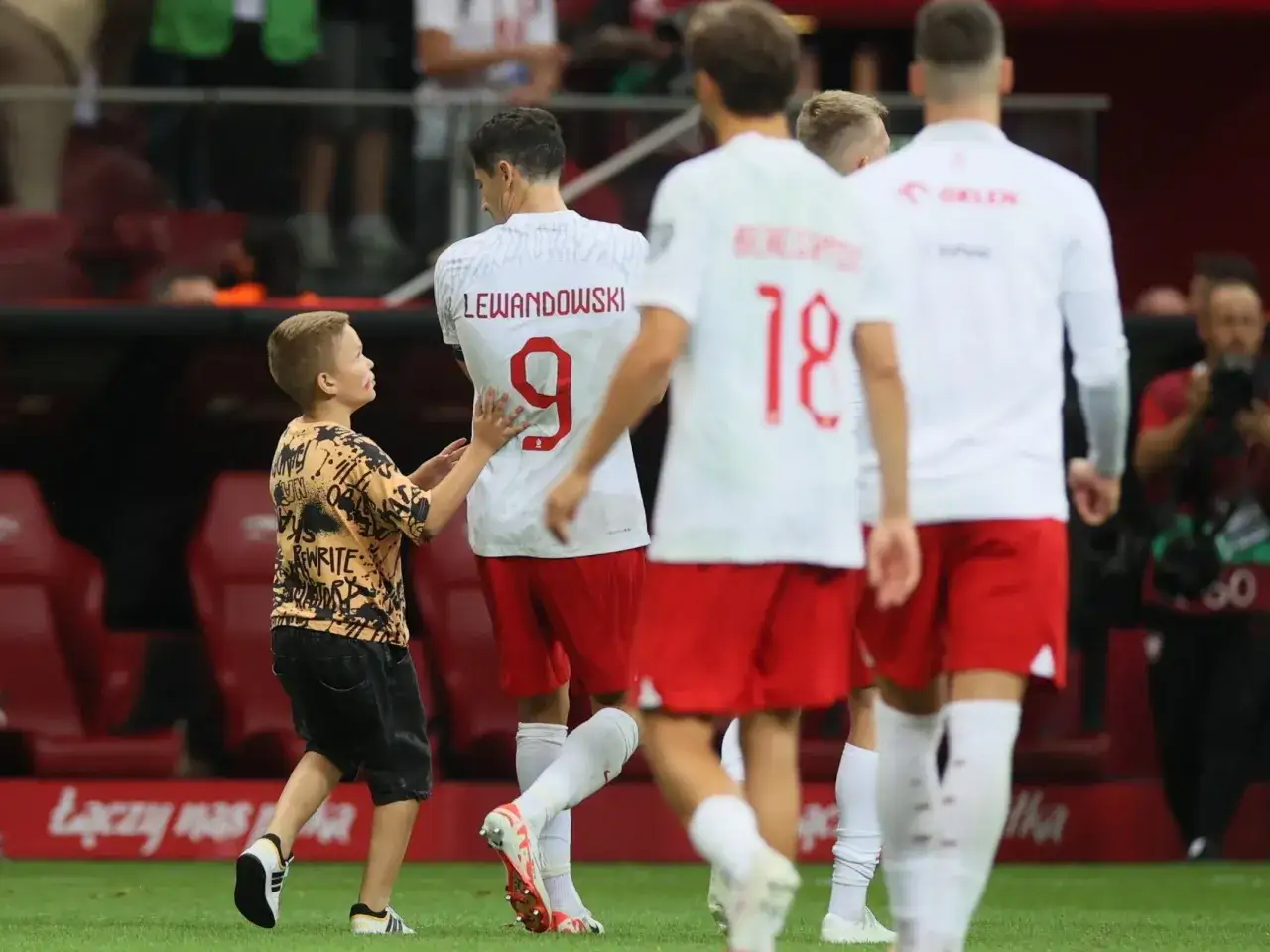 Robert Lewandowski i młody polski piłkarz razem