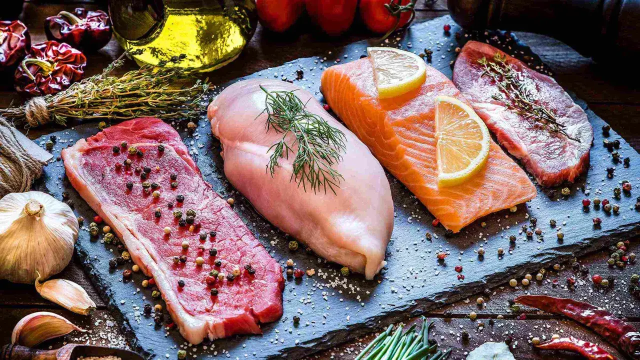 R&aring;a k&ouml;ttbitar, laxfil&eacute; och kycklingbr&ouml;st. En m&aring;ngfald av animaliskt protein, kryddat med peppar, &ouml;rter och citron.