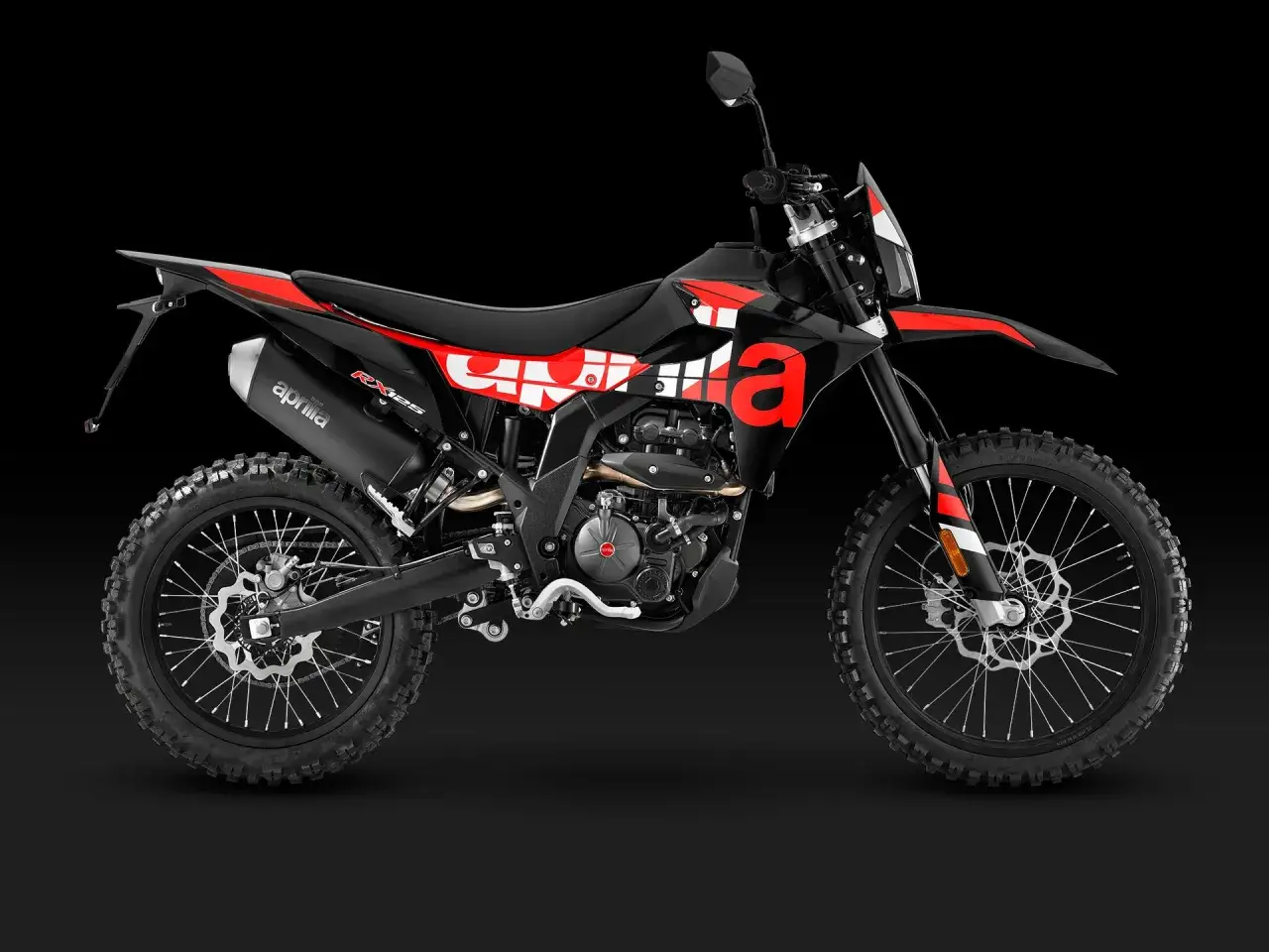 Czarny motocykl Aprilia RX 125 z czerwonymi akcentami i logo. Idealny do terenu, jego aprilia rx 125 dane techniczne kuszą każdego fana off-roadu.