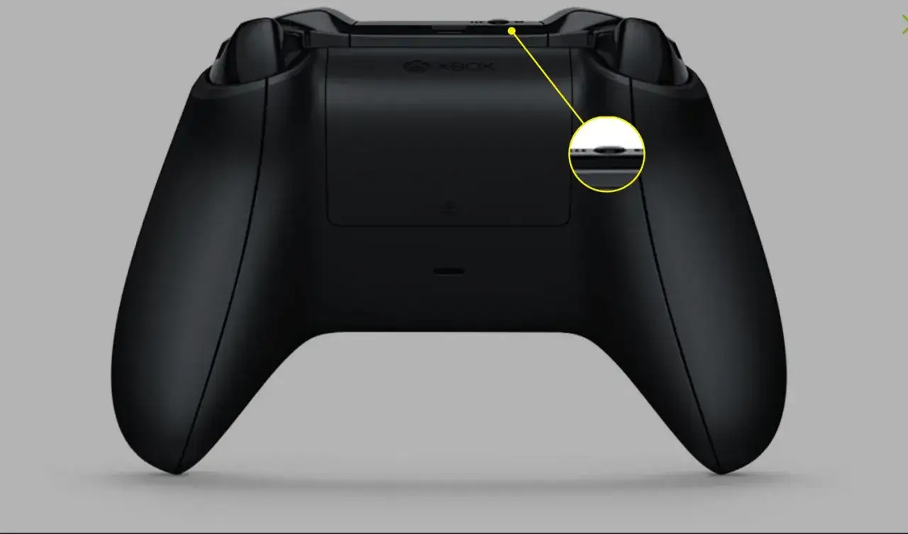 Czarny kontroler Xbox z zaznaczonym przyciskiem parowania. Dowiedz się, jak podłączyć pada Xbox do telefonu.