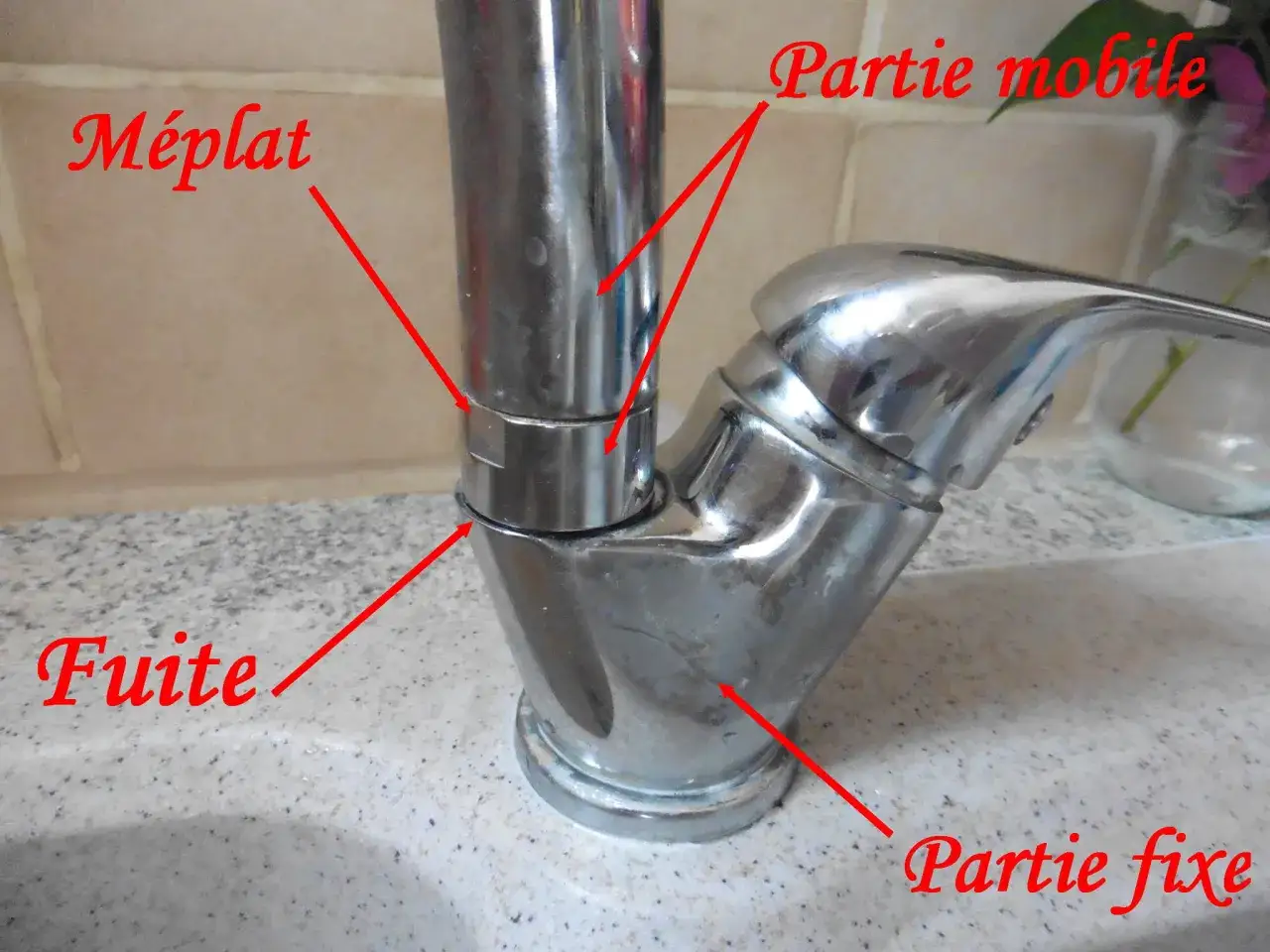 Mitigeur de cuisine avec fuite. Il faut changer le joint entre la partie mobile et la partie fixe.