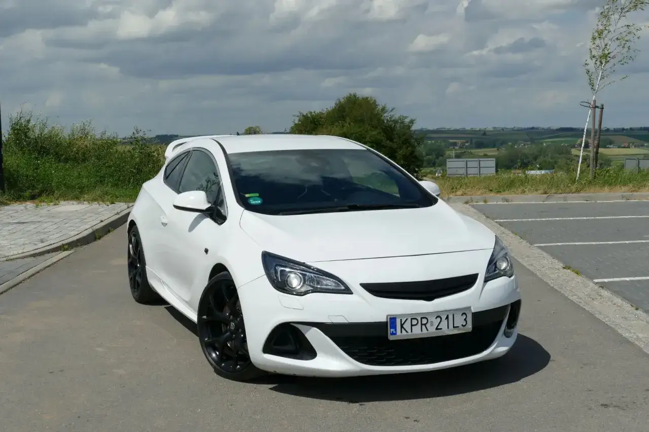 Opel Astra J OPC na drodze