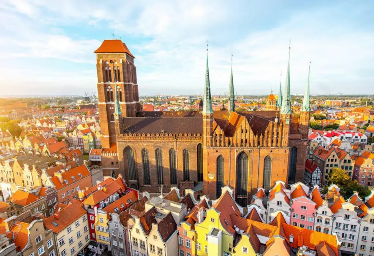 Bazylika Mariacka w Gdańsku, największa ceglana świątynia świata, zachwyca architekturą. Ciekawostki o niej odkryjesz, podziwiając panoramę miasta.