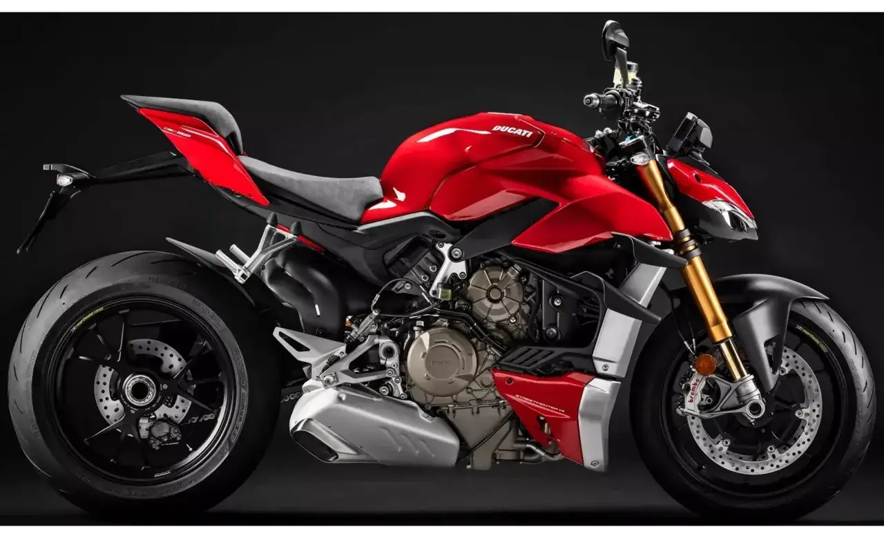 Czerwony Ducati Streetfighter V4 z bliska, ukazujący jego sportowy design i moc. Poznaj jego ducati streetfighter v4 dane techniczne.