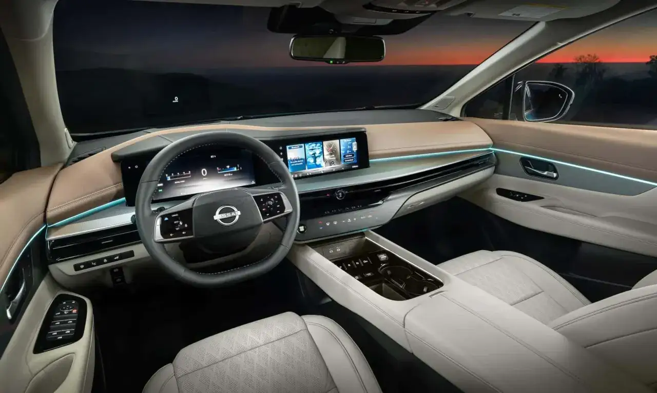 Wnętrze nowego Nissan Murano: nowoczesny kokpit z dwoma ekranami, skórzana tapicerka i ambientowe oświetlenie tworzą luksusową atmosferę.