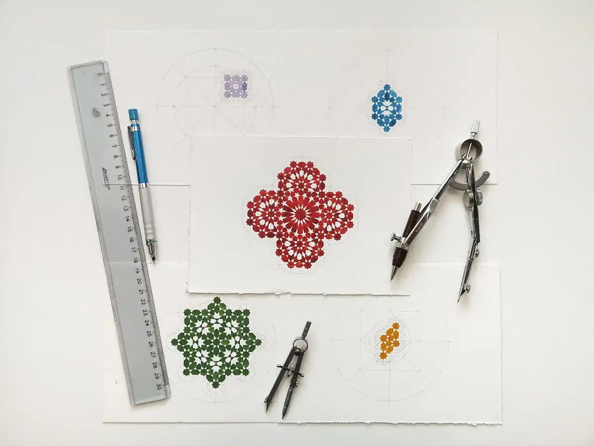 Beim **geometrische figuren zeichnen** entstehen bunte Muster. Lineal, Bleistift und Zirkel liegen bereit.