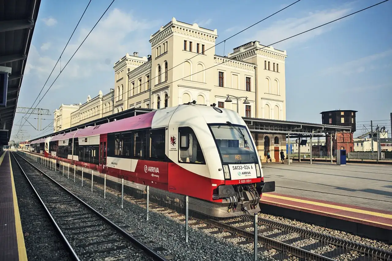 Czerwono-biały pociąg Arriva na stacji, gotowy do podróży do Władysławowa.