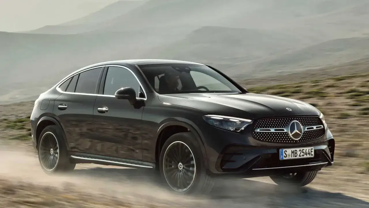 Mercedes GLC Coupe 2024 na tle miasta
