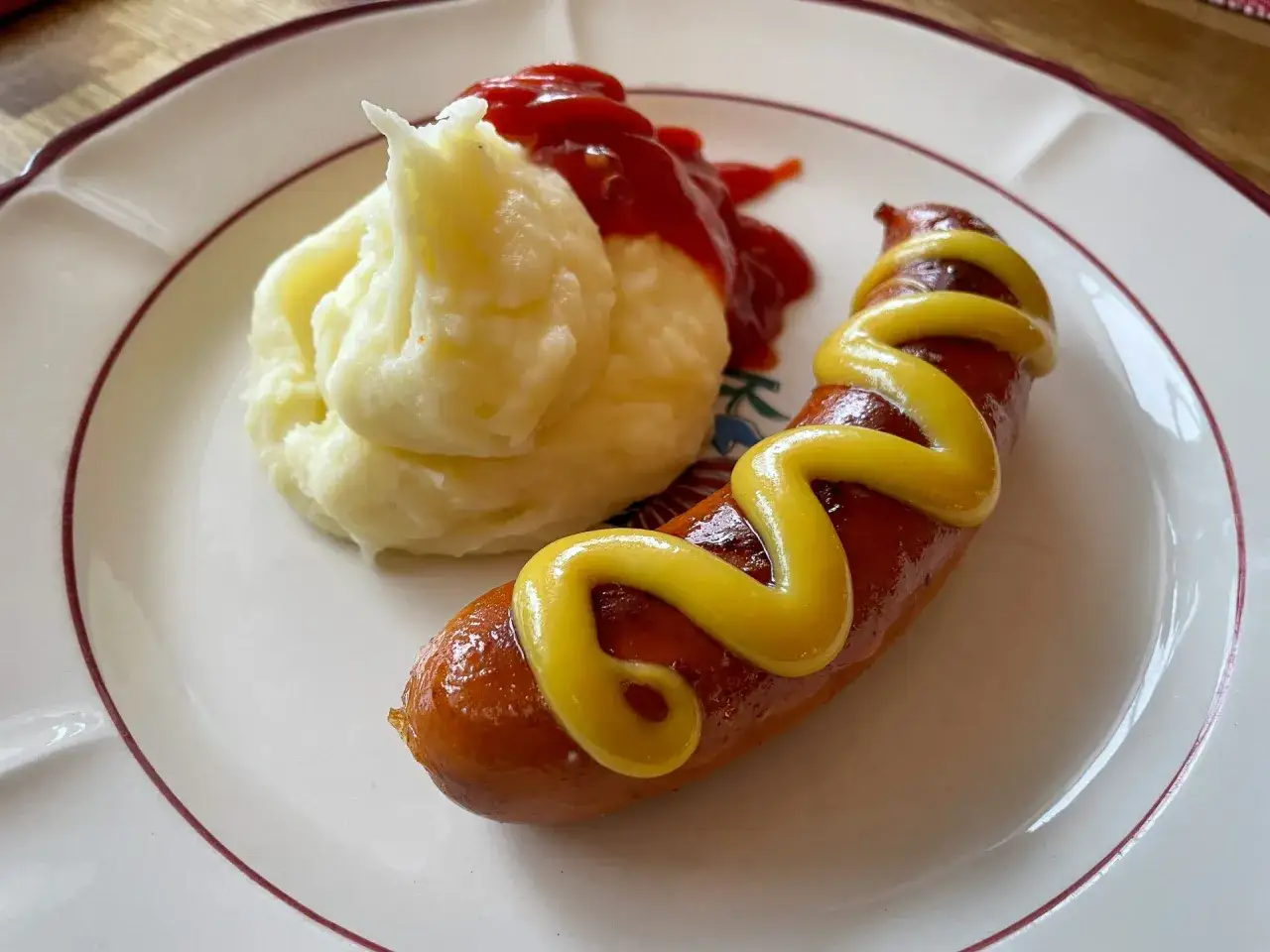 En klassisk korv med mos, en perfekt kombination av en saftig korv med senap och en fluffig potatismos med ketchup.