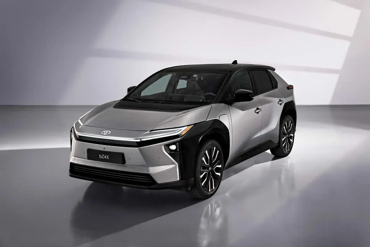 Silver Toyota bZ4X, en elbil med svart tak. En potentiell toyota bz4x problem kan vara dess r&auml;ckvidd.