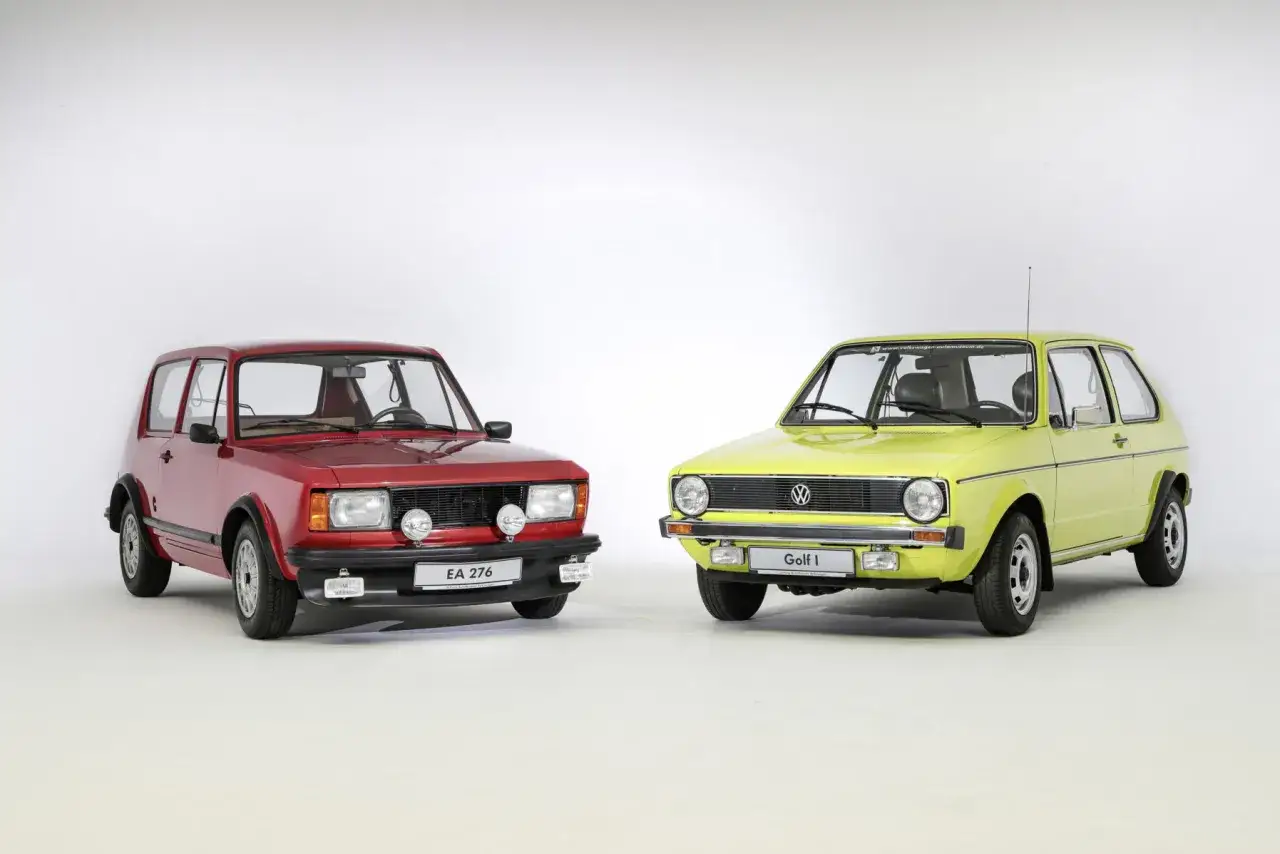 Dos modelos de autos clásicos, un rojo y un amarillo, exhiben la evolución de los modelos Golf por años.