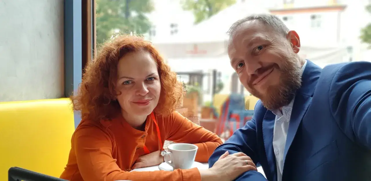 Para z uśmiechem przy kawie. Czy kłótnia z mężem to grzech? Nawet jeśli, to ta para wygląda na pogodzoną.