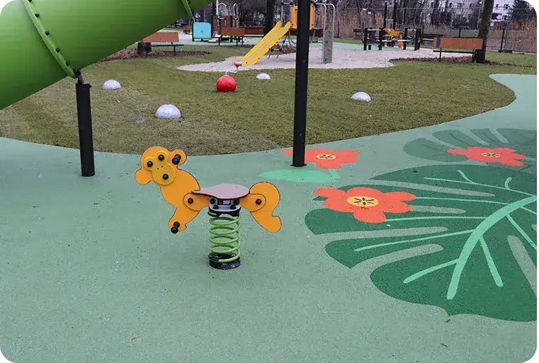 Nowoczesny plac zabaw z bezpieczną nawierzchnią i różnorodnymi urządzeniami