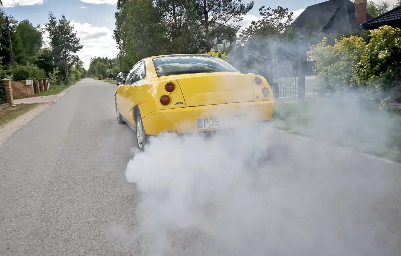 Żółty Fiat Coupe z charakterystycznym dymem z opon. Czy to efekt UPG?