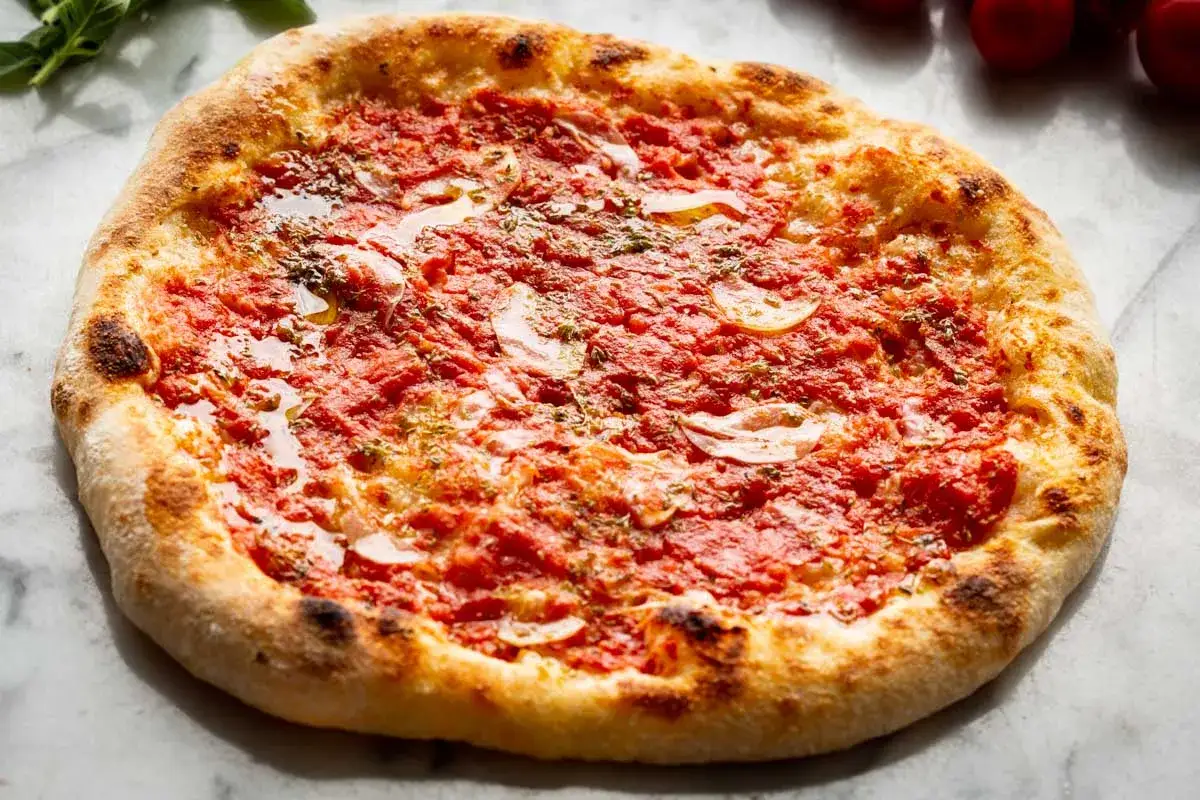Eine k&ouml;stliche Pizza Marinara mit knusprigem Rand, belegt mit Tomatenso&szlig;e, Knoblauch und Kr&auml;utern.