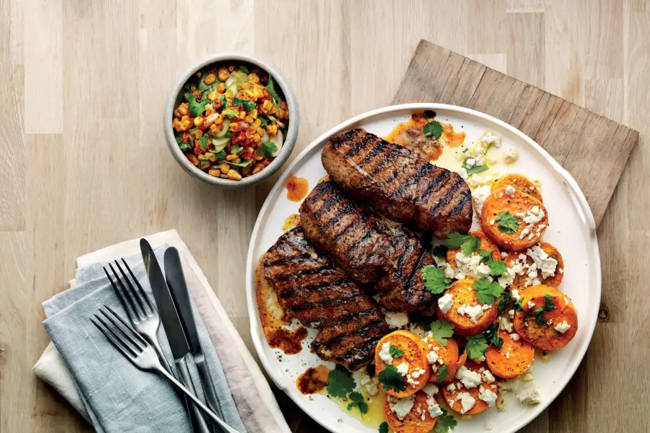 Grillad ryggbiff med sötpotatis och majssallad. Ett perfekt ryggbiff recept för en härlig middag.